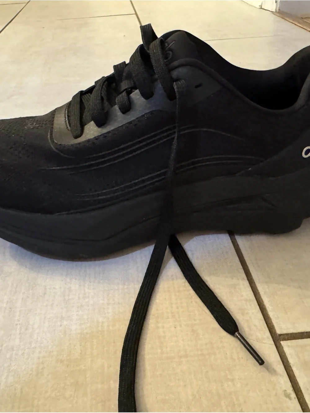 Alo Runner Black  Performance Running Shoes